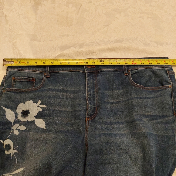 Ann Taylor skinny crop floral print with fabric flowers denim jeans. Size 18 - Picture 8 of 10